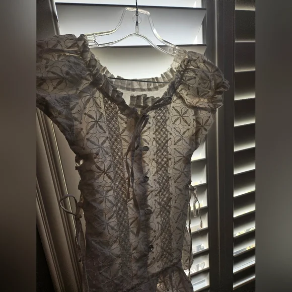 Elegant Cream Lace Women's Top Size Small - Picture 6 of 8